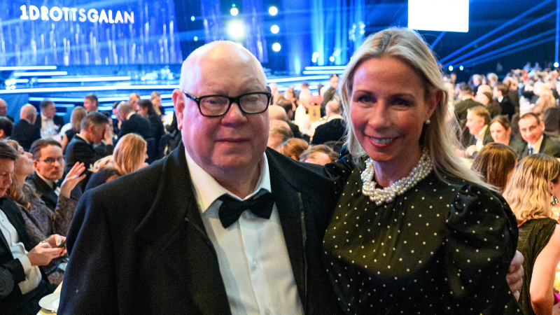 Svenska Skidförbundets eldsjäl 2026 Mats Hellberg, Sågmyra SK, med generalsekreterare Pernilla Bonde. Foto: Bildbyrån.