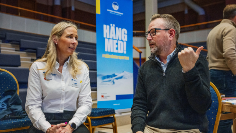 Det gavs tillfälle till många diskussioner, här: Pernilla Bonde och Daniel Arenholm. Foto: Bildbyrån.