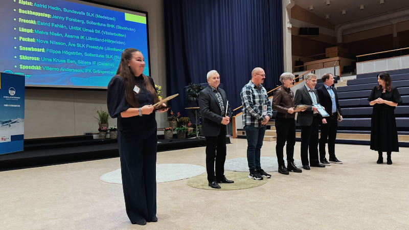 Utdelning av diplom i fonden "Hjärtat slår" till distriktsrepresentanter. Foto: SSF.