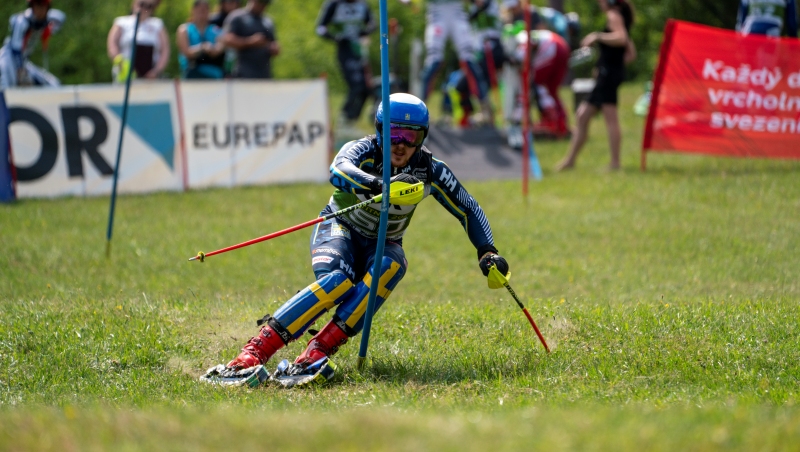 Calle Söderlund åker grässlalom. Foto: Martin Stepanek, Czech Team