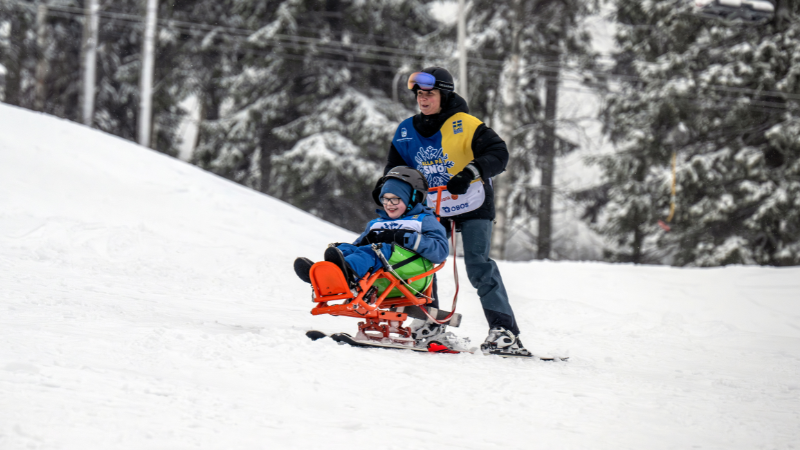 Barn i sitski med ledare