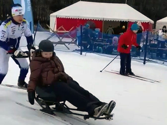 Full fart med sitski för Nevalia Lil-Smeds under Alla På Snö i Norrköping, där Nevalia och hennes klasskamrater från Ljuraskolans anpassade grundskola tillsammans med alla fjärdeklassare från hela Norrköpings kommun får prova på både längskidåkning och alpin skidåkning för en dag.