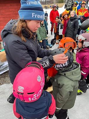 Stora som små tar sig an sporten där glädjen står i fokus. Foto: VFMT.