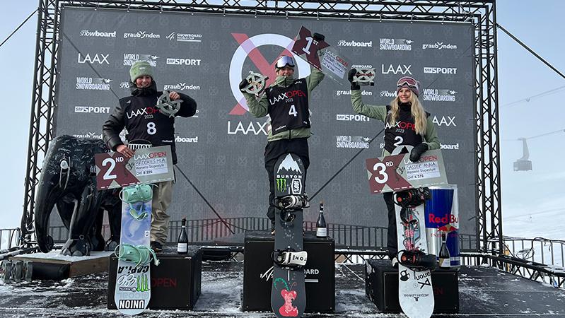 Damernas prispall vid årets upplaga av Laax Open.