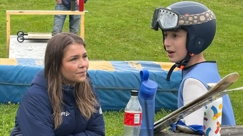 Backhopparen Larisa Lavram pratar med Vilgot Ankarbäck. Foto: SSF.