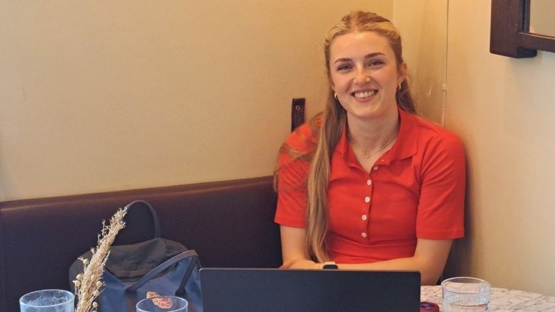 Frida Westman på ett café i Trondheim. Foto: Privat.