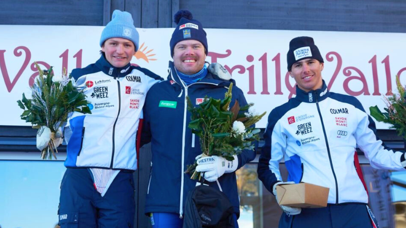 Olle Collberg, mitten, gläds åt sin första välförtjänta pallplats. Foto: Sam Decout/FIS telemark. 