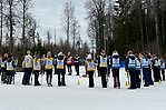 Barn står i en stor ring på snö, de har Alla på snö-västar på sig. Foto: SSF.