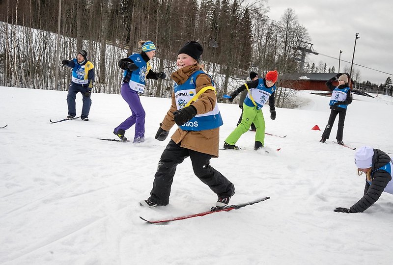 Barn åker längdskidor. Foto: Ulf Palm.