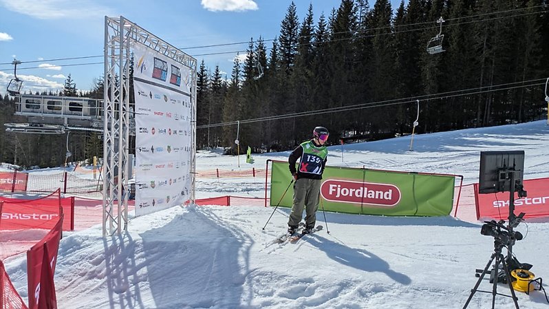 Oliver Blomberg framför backdroppen på Europacupen som livesändes på Youtube. Foto: Mattias Blomberg.