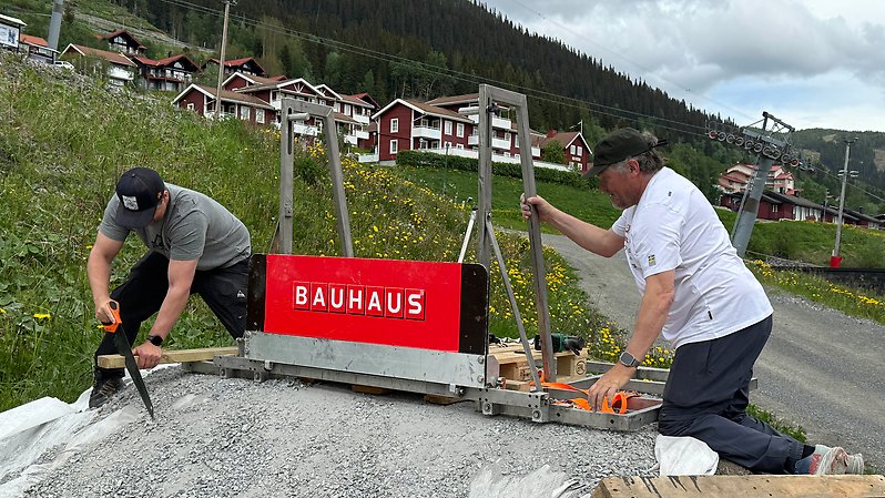Tränarduon Eric Iljans och Michael Forslund bygger startträningsramp.