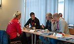 Föreningsledare som diskuterar i samband med en utbildning.