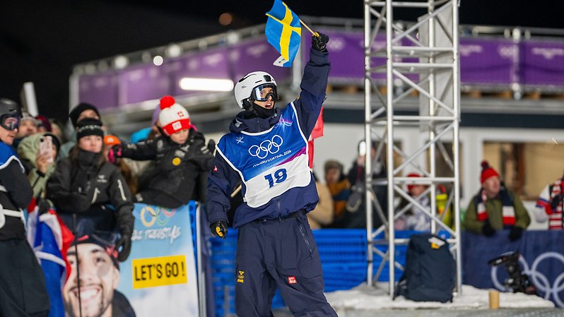 Jesper Tjäder firar lagkamratens framgång. Foto: Bildbyrån. 