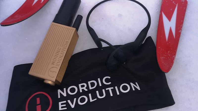 Digital ledsagare med mycket noggrann gps-enhet som du sätter i ett pannband och som kommunicerar med din telefon och blåtandshörlurar för att guida dig rätt.