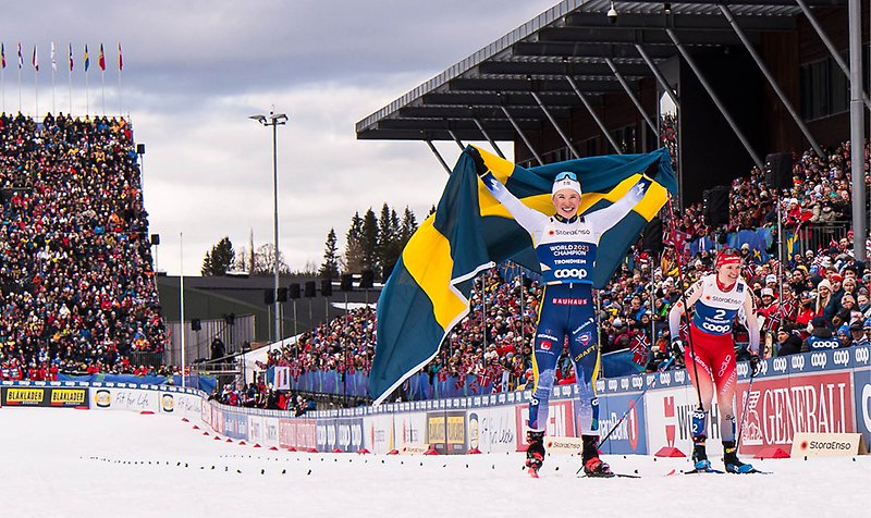 Jonna Sundling firar med svensk flagga under VM i Trondheim. Foto: Bildbyrån.