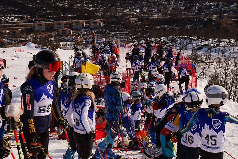 Barn på start 1a maj Skicross