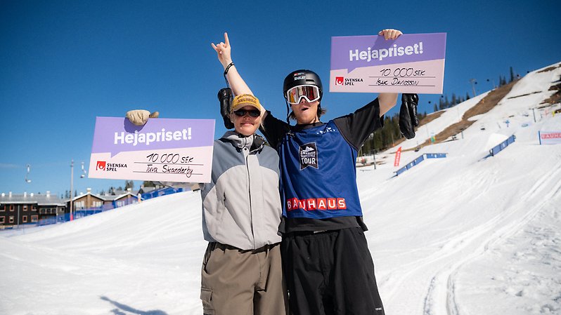 Svenska mästarna i slopestyle, Tuva Skanderby och Isak Davidsson, tilldelades Svenska spels Hejapris. Foto: Daniel Bernstål. 