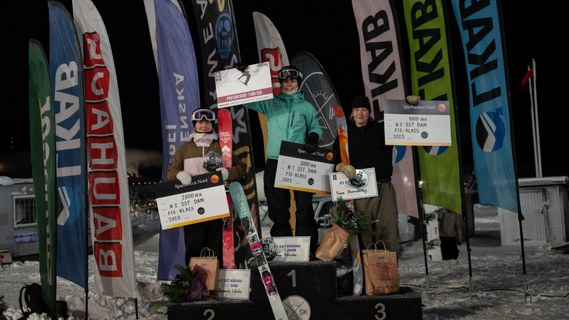 Pallen i damklassen på skidor. Foto: Jonathan Vitblom. 