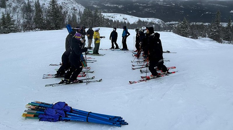 Kajsa Kling håller i ett av utbildningsmomenten i backen.