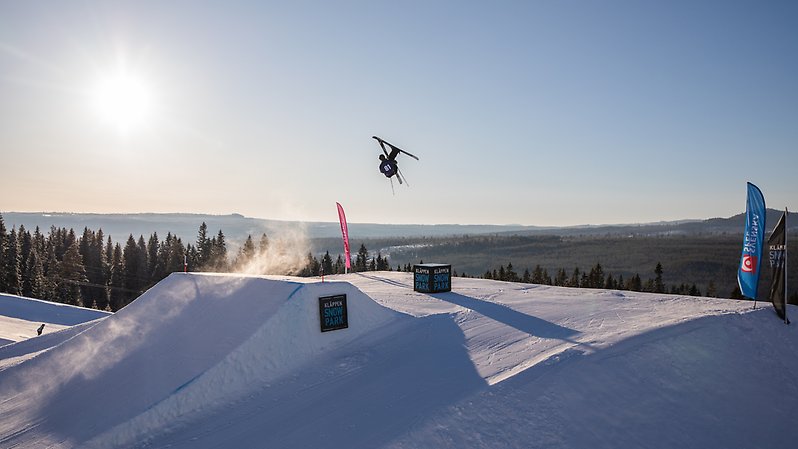 Säsongens tredje stopp av SSS och SST avgörs i nationalarenan Kläppen Snowpark. Foto: Daniel Bernstål. 