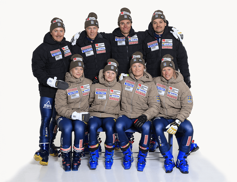 Svenska Skicrosslandslaget poserar i en fotostudio med vit bakgrund.