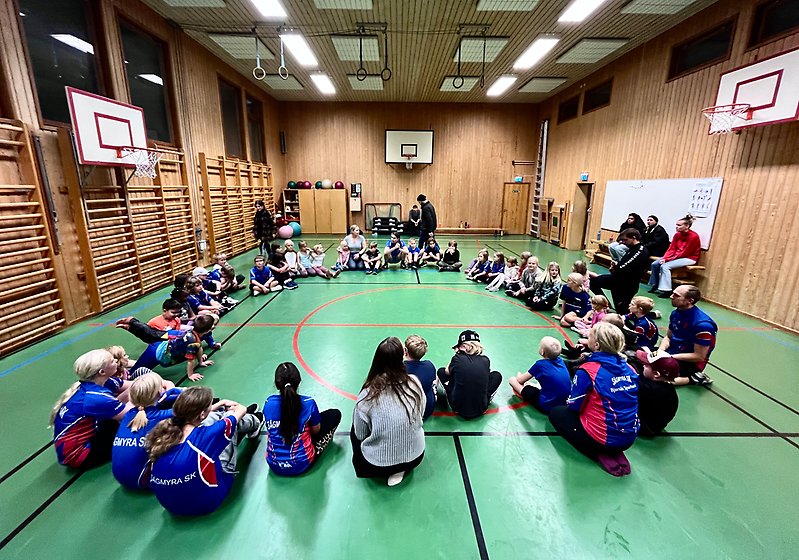 Barn i en gymnastiksal.