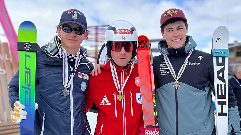 Herrarnas prispall under JVM i telemark, fr.v. Alvin Noaksson, Andrian Ball (CAN), och Timo Walser (SUI). Foto: Erik Noaksson/SSF.