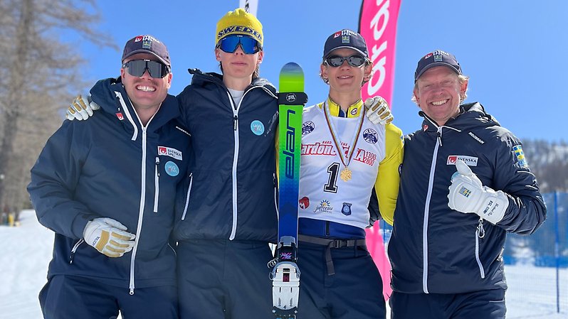 Svenska truppen på plats under JVM. Fr.v. Olle Collberg (förbundskapten), Vile Noaksson, Alvin Noaksson och Erik Noaksson (förbundskapten utvecklingslandslaget). Foto: Charly Petex.  