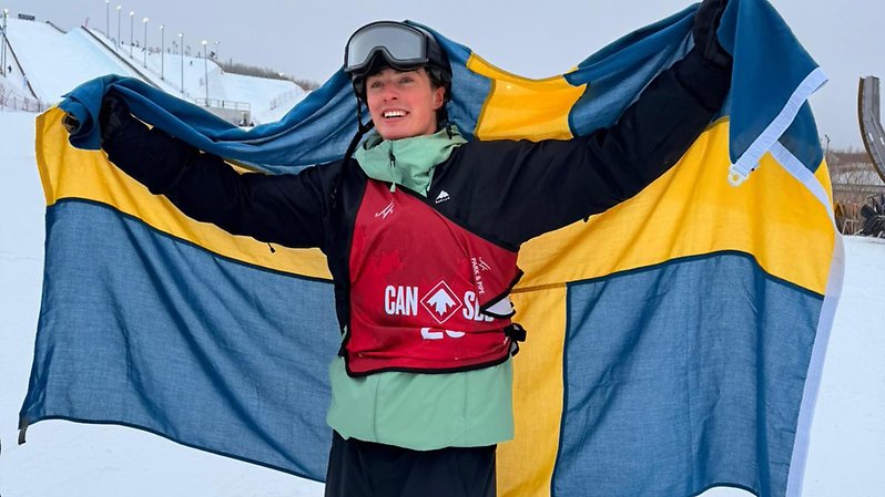 När medaljen var säkrad fick Mille Kåhrström fira med kompisarna. Foto: Johan Vogt.