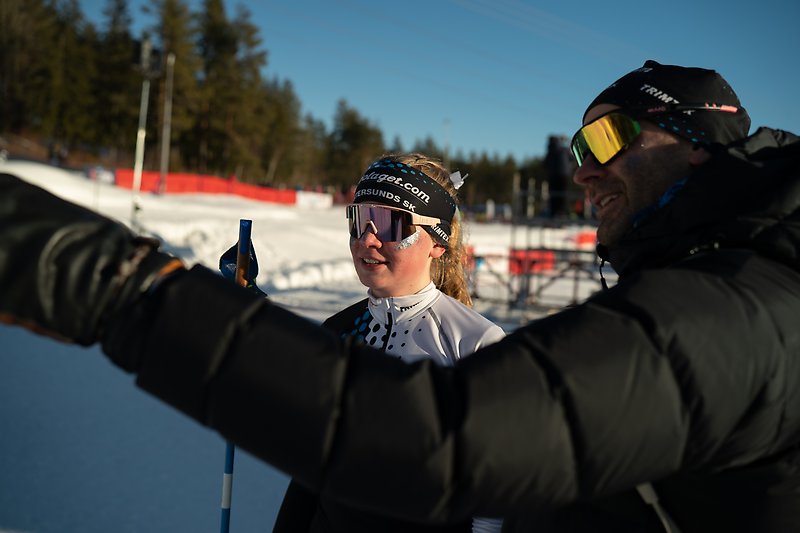 Tränare som coachar en utövare inom längdåkning