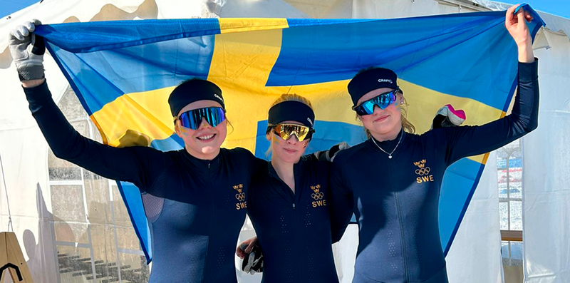 Malva Nisén firar tillsammans med lagkompisarna Johanna Holmberg och Matilda Grahn efter guldet på 5 km klassiskt vid EYOF i Bakuriani 2025. Foto: SOK.