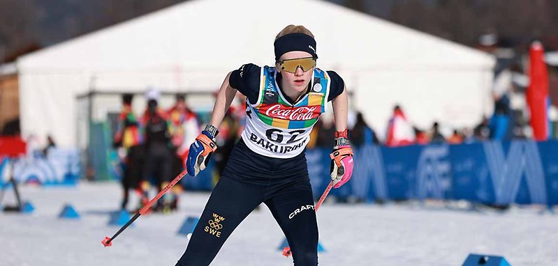 Malva Nisén in action under flickornas lopp på 7,5 km i Bakuriani under EYOF 2025. Foto: EYOF 2025.